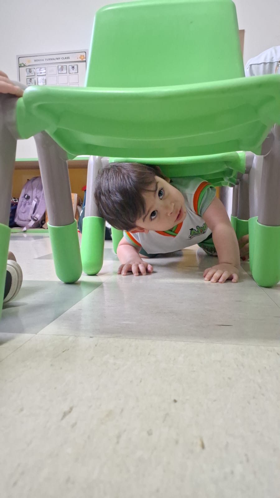 Bebê do berçário da Escola Abra explorando o espaço