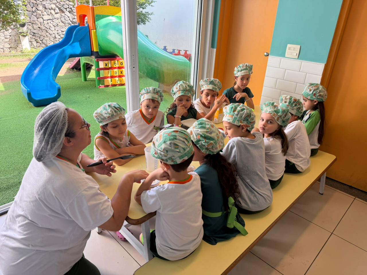 Turma da Escola Abra em atividade na área externa