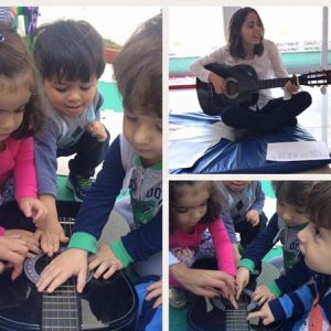 Aula de música com violão desenvolve a coordenação motora